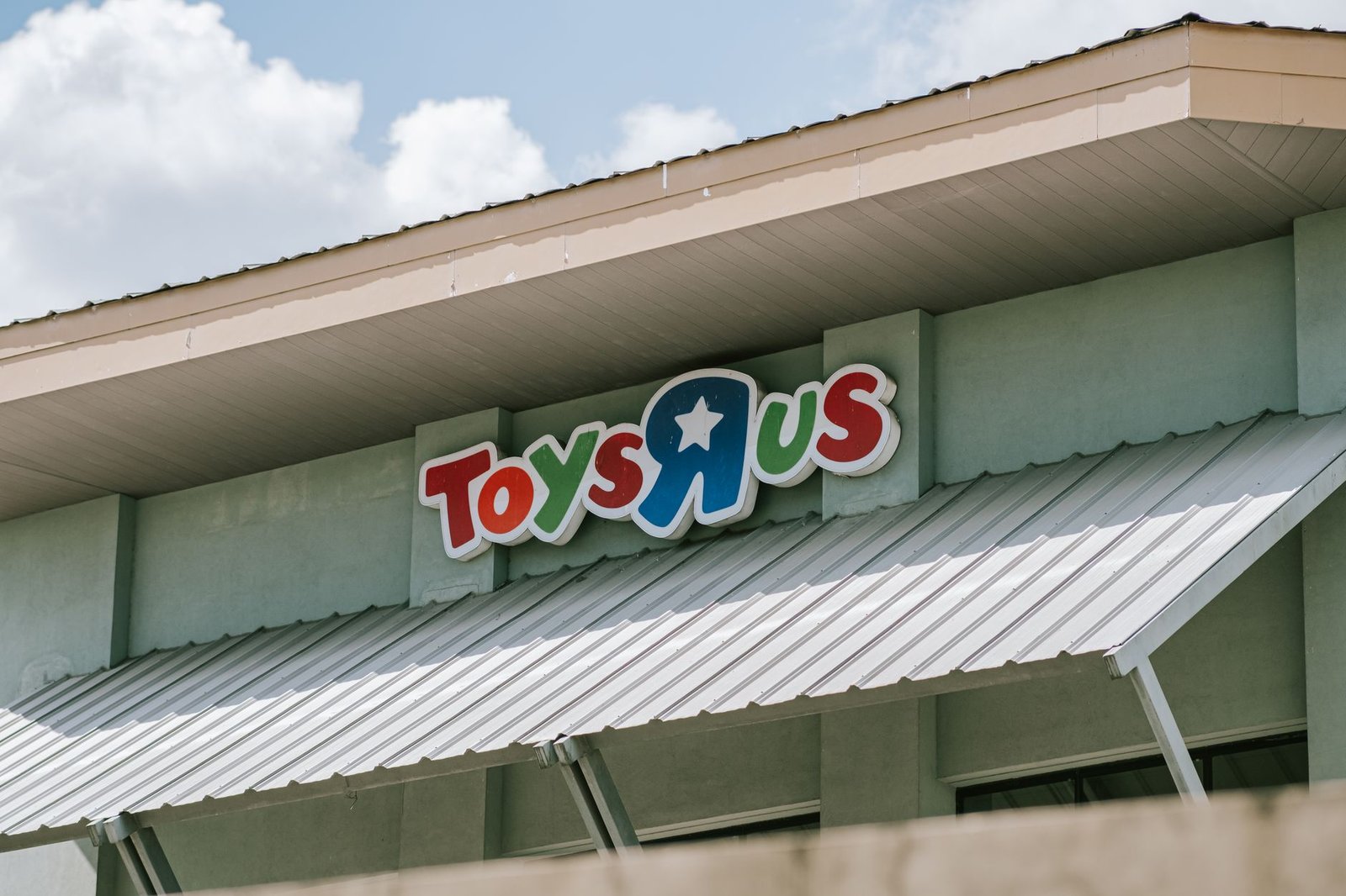 Toys R Us reopening